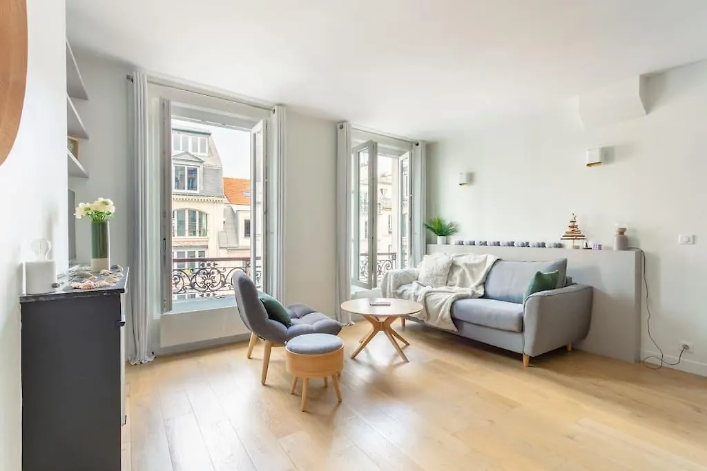 Bastille Nest In Parijs