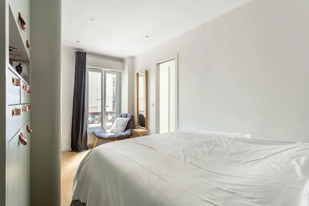 Bastille Nest In Paris France